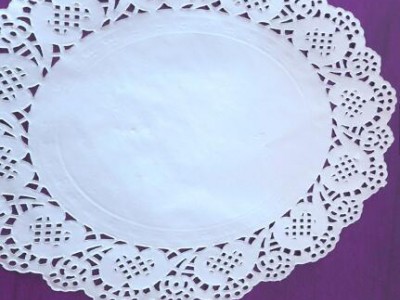 Pretty white round paper doilies for placing cookies