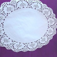Pretty white round paper doilies for placing cookies